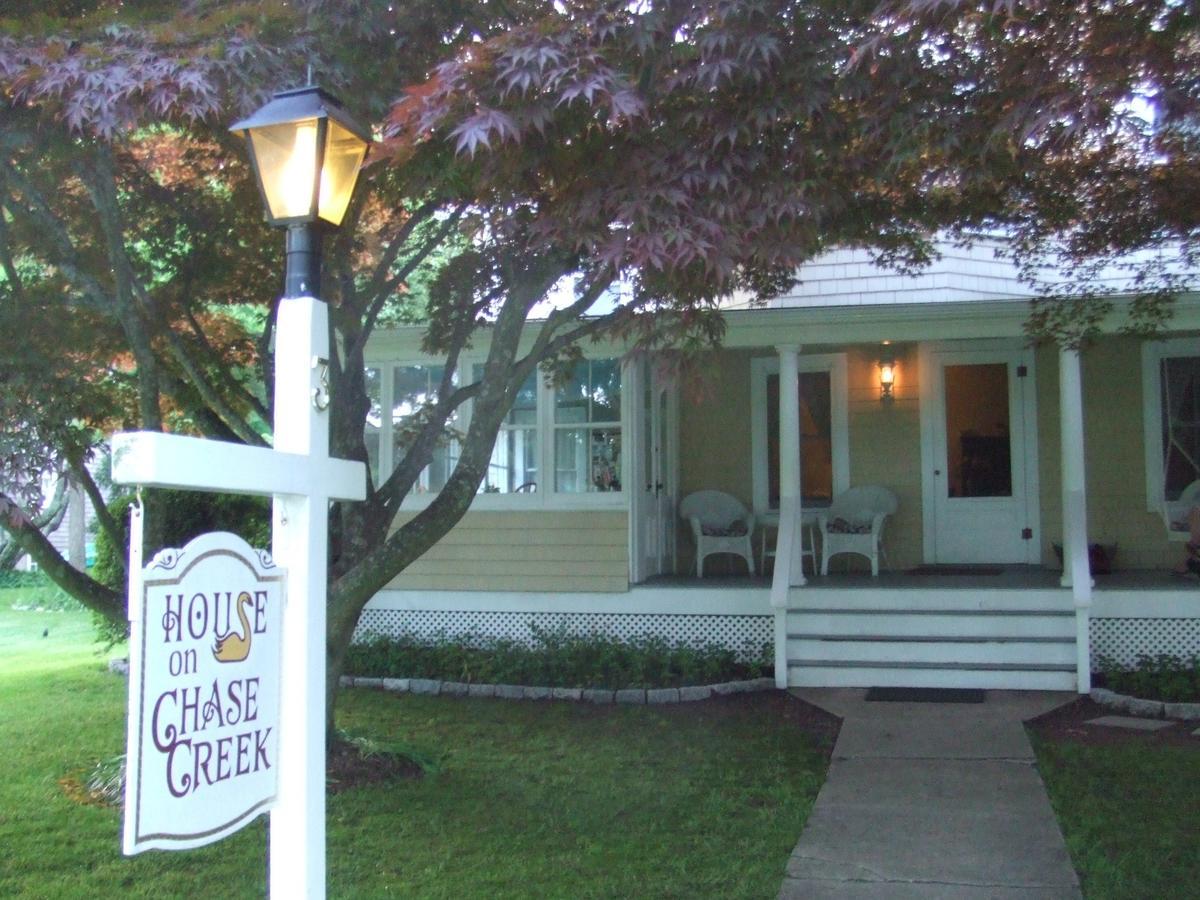 House On Chase Creek Bed and Breakfast Shelter Island Heights Eksteriør billede