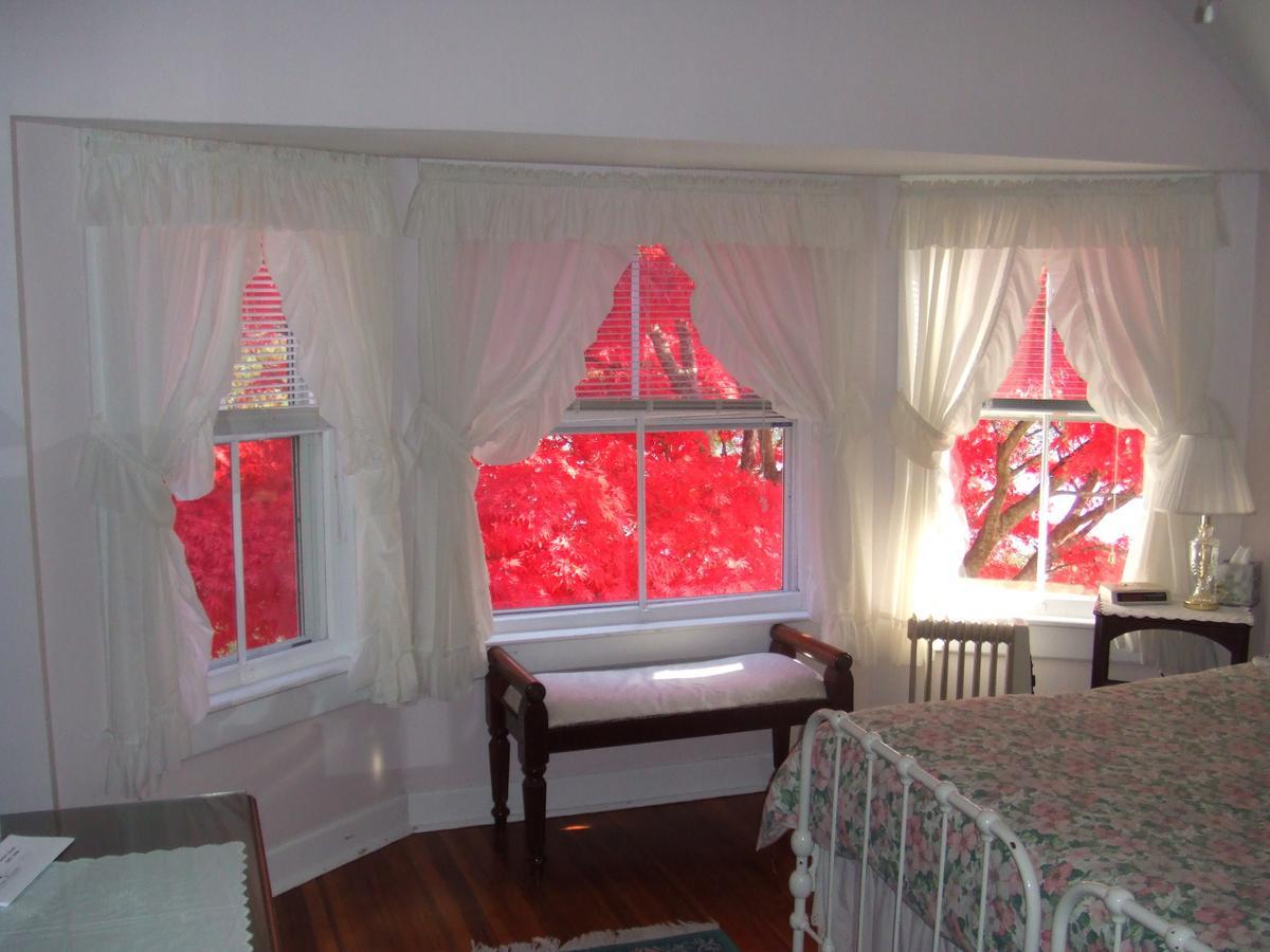 House On Chase Creek Bed and Breakfast Shelter Island Heights Eksteriør billede
