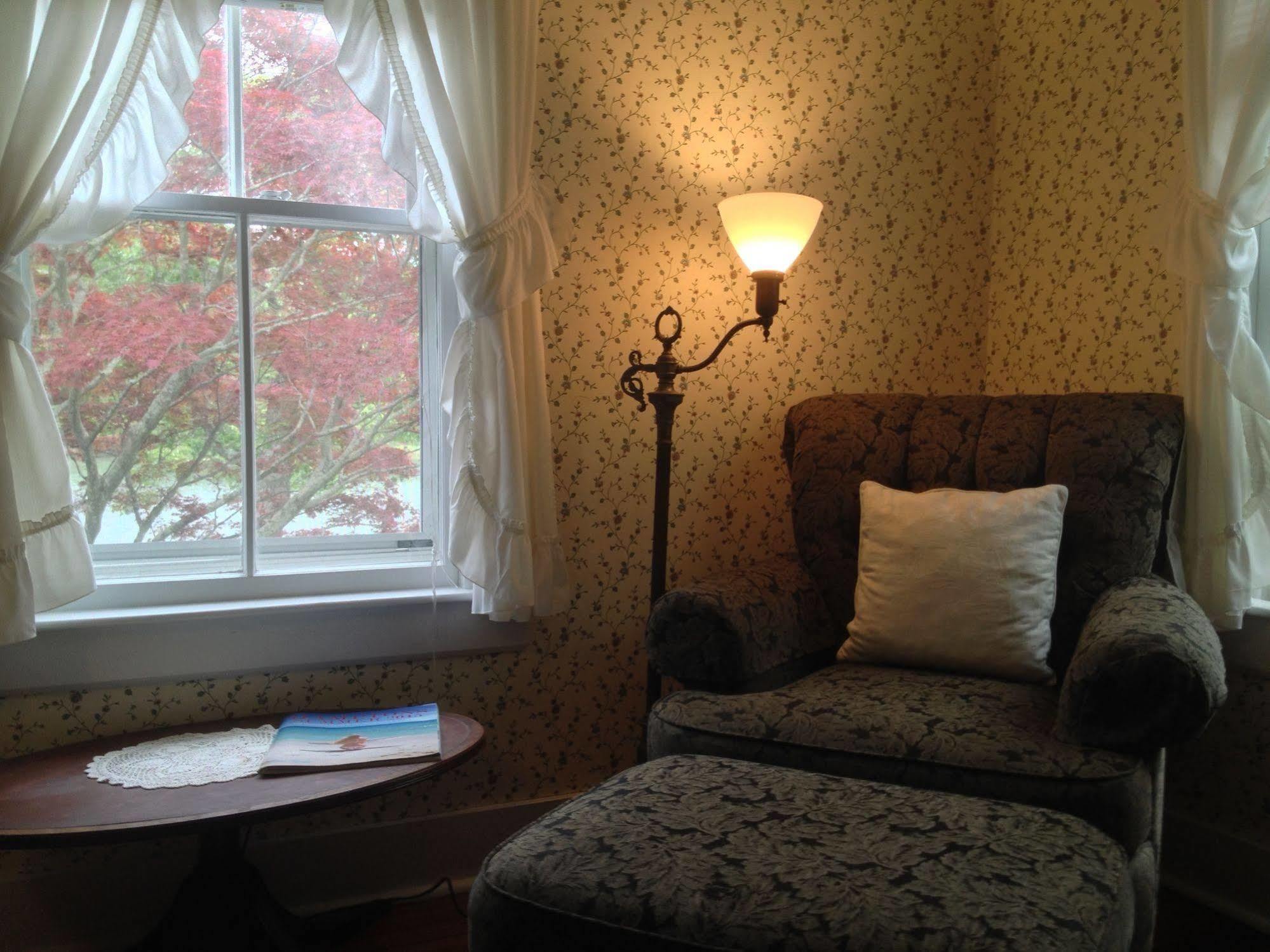 House On Chase Creek Bed and Breakfast Shelter Island Heights Eksteriør billede